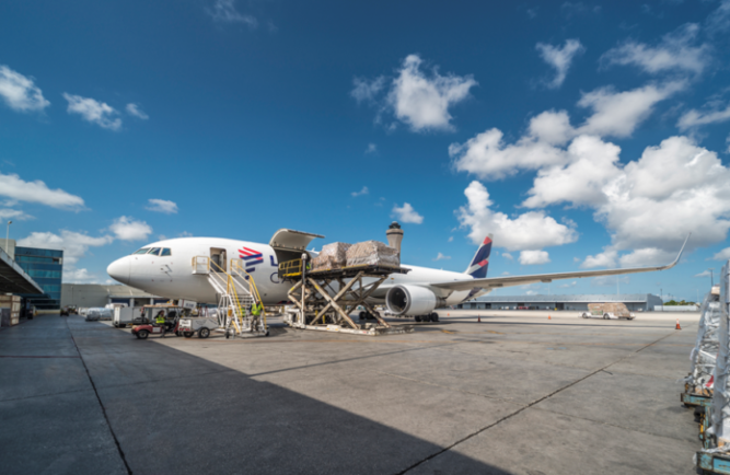LATAM anuncia conversão de até oito Boeing 767-300 em cargueiros